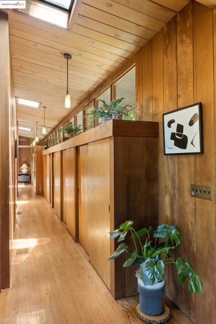 1 Kittiwake Rd, Orinda CA: https://media.crmls.org/mediaz/77a5e4f3-56d6-4555-96b0-6abd4ab98dee.jpg