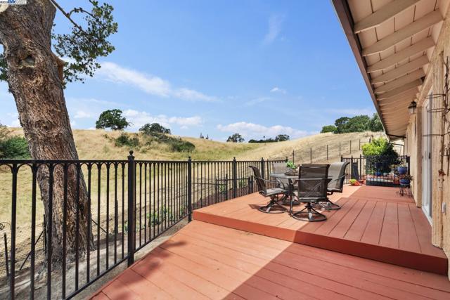 375 Montecillo Dr, Walnut Creek CA: https://media.crmls.org/mediaz/77a6c983-e7ef-4e78-9096-a76c1d91e3c8.jpg