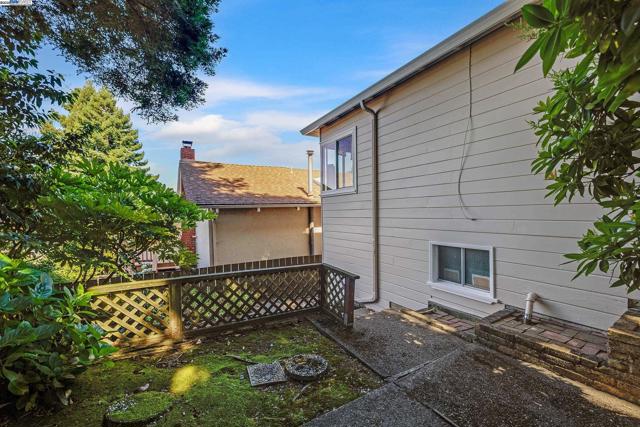 2863 Burton Dr, Oakland CA: https://media.crmls.org/mediaz/77a70bee-e750-4b5d-968e-b5815fd37339.jpg