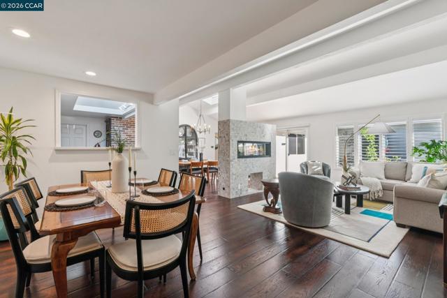 843 Luz Ct, Danville CA: https://media.crmls.org/mediaz/77a7365b-bbab-4fc0-82a8-7a0727dccbc4.jpg