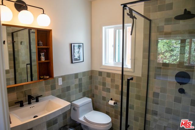 898 N Chester Avenue, Pasadena CA: https://media.crmls.org/mediaz/77a779ae-8b78-4e32-b292-b51341c84b0f.jpg