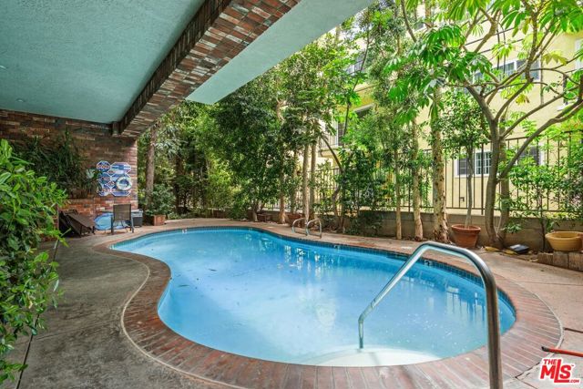 1375 Kelton Avenue, Los Angeles CA: https://media.crmls.org/mediaz/77a855d3-6dbb-487d-8a93-2eb28e7eebad.jpg