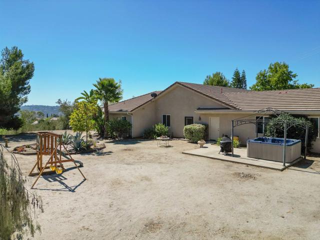 40487 Rock Mountain Drive, Fallbrook CA: https://media.crmls.org/mediaz/77a9073e-19b3-48c7-aef2-70c087b8a2a7.jpg