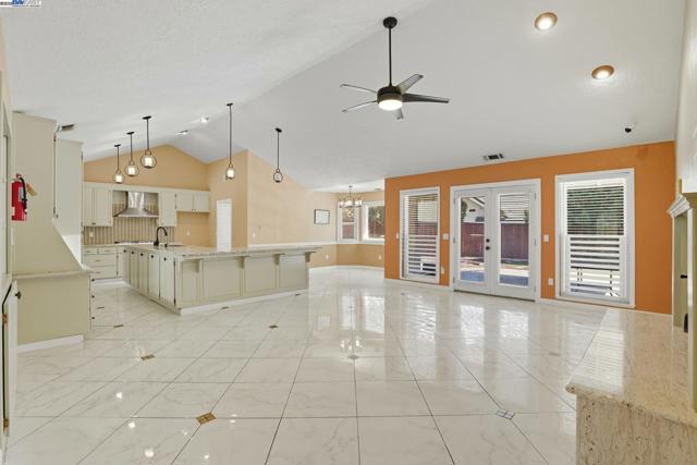 4470 Rolling Oaks Dr, Granite Bay CA: https://media.crmls.org/mediaz/77aa3f81-6a99-44b3-b99f-6ce338f054bc.jpg