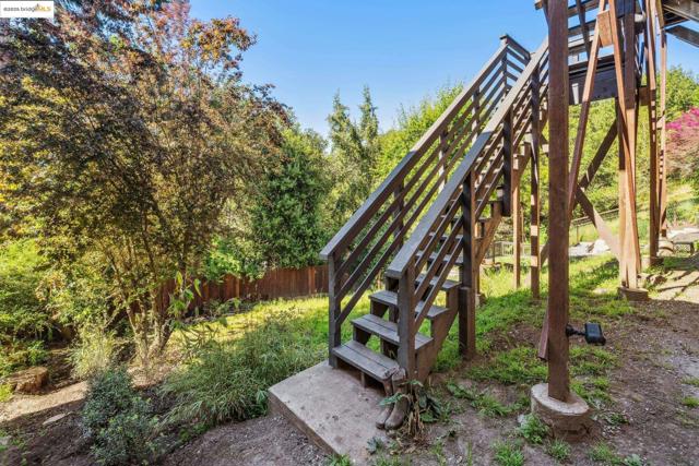 5855 Chelton Dr, Oakland CA: https://media.crmls.org/mediaz/77aaf160-5c8e-4871-9a48-0abec105b6a4.jpg