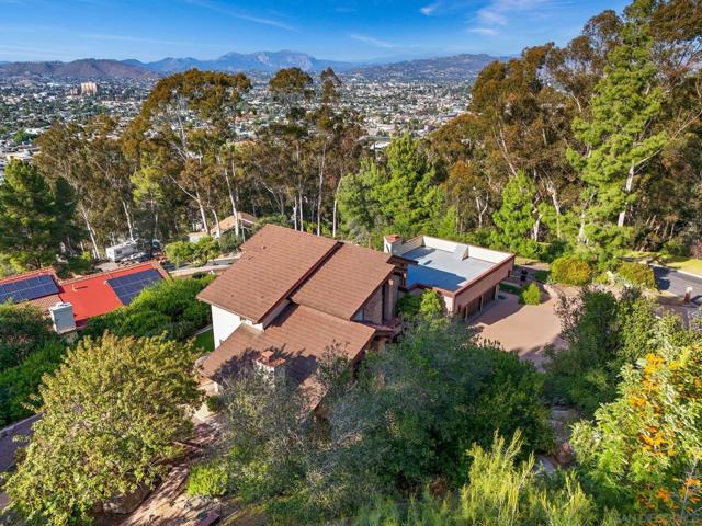 1586 Kimberly Woods Dr, El Cajon CA: https://media.crmls.org/mediaz/77acaf26-0977-47dd-a642-124768daf2d0.jpg