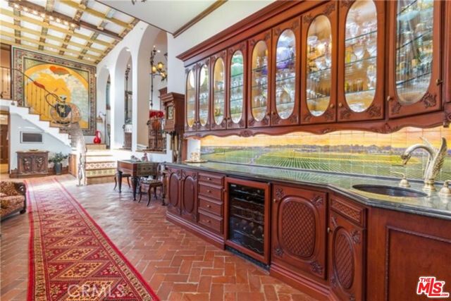 9170 Thrasher Avenue, Los Angeles CA: https://media.crmls.org/mediaz/77acf927-46b6-43e8-af1e-13365f658397.jpg