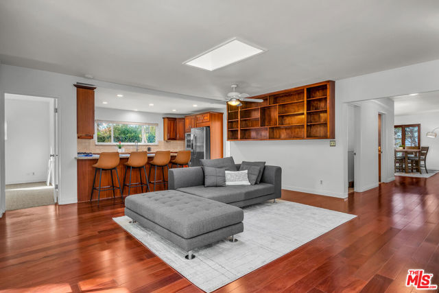 2925 Dona Susana Drive, Studio City CA: https://media.crmls.org/mediaz/77ad2818-4d31-47f2-b10b-aa62731f57a1.jpg