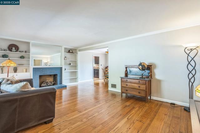 448 Cumberland Dr, Pleasant Hill CA: https://media.crmls.org/mediaz/77ad42a5-58ae-426d-9268-a11f8579c13b.jpg