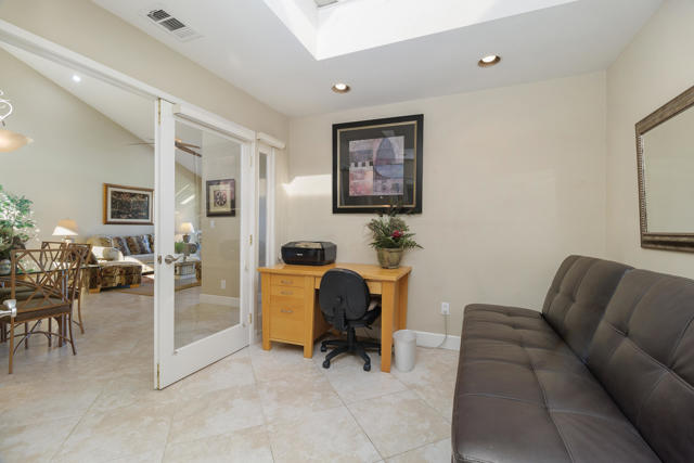 240 Santa Barbara Circle, Palm Desert CA: https://media.crmls.org/mediaz/77ad4c2b-2bdb-4114-8290-1ed2f5963f47.jpg