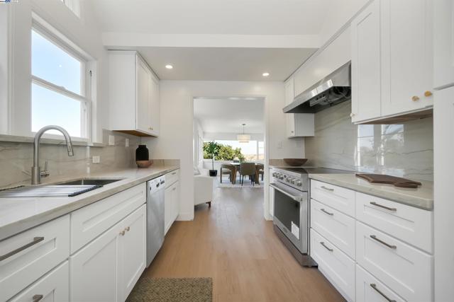 102 Castlewood Dr, Pleasanton CA: https://media.crmls.org/mediaz/77ad5445-2e9d-4dd8-aeab-1eedb0dea685.jpg