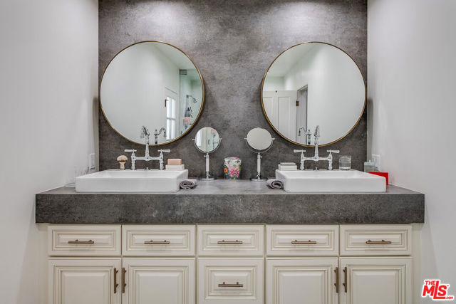 13109 Valley Vista Boulevard, Studio City CA: https://media.crmls.org/mediaz/77ae7c02-d008-4fd1-831a-21876d5b8cde.jpg