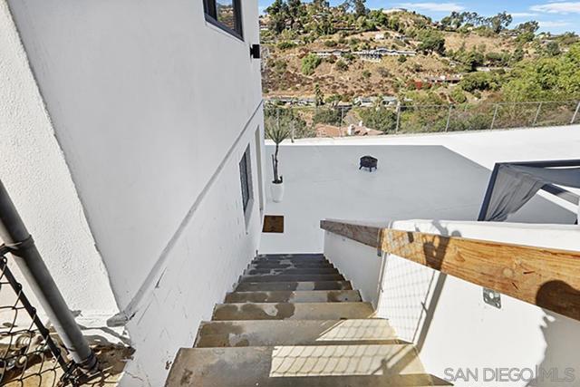 9586 Alto Dr, La Mesa CA: https://media.crmls.org/mediaz/77af613c-d249-45a5-a825-2ba16c9897a1.jpg