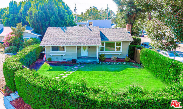 5353 Don Pio Drive, Woodland Hills CA: https://media.crmls.org/mediaz/77afbdc6-dff9-43c9-aea0-4e1a32d26847.jpg