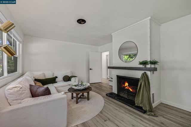 51 Bolla Ave, Alamo CA: https://media.crmls.org/mediaz/77b05334-c07c-44f2-ba13-57b43be199ea.jpg
