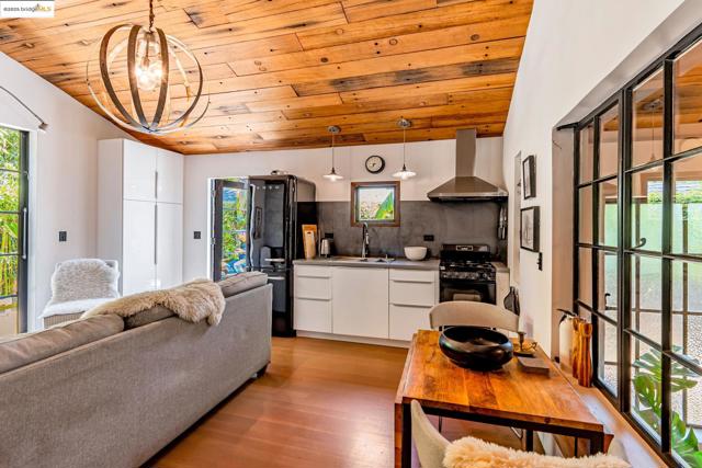 6108 Hillegass Ave, Oakland CA: https://media.crmls.org/mediaz/77b0aecd-409a-4394-91f9-9fa5497975d5.jpg