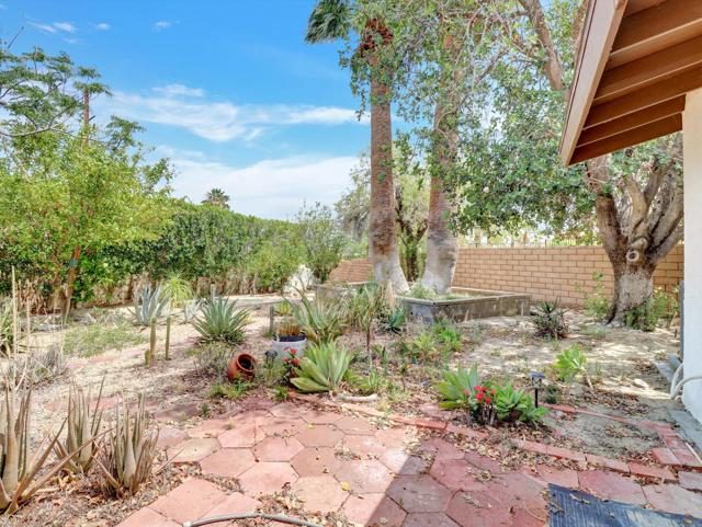 9980 Hoylake Road, Desert Hot Springs CA: https://media.crmls.org/mediaz/77b17366-3f06-4512-991a-d805199dc840.jpg