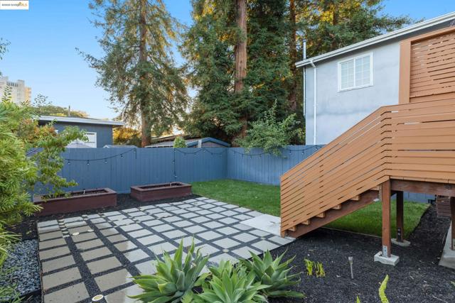 75 Echo Ave, Oakland CA: https://media.crmls.org/mediaz/77b2477a-6ac5-41df-b407-e6ed38330881.jpg