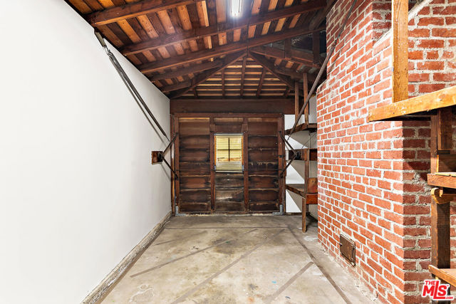 4171 Kraft Avenue, Studio City CA: https://media.crmls.org/mediaz/77b25523-7ace-4e7b-a51d-7e68fd2cd714.jpg