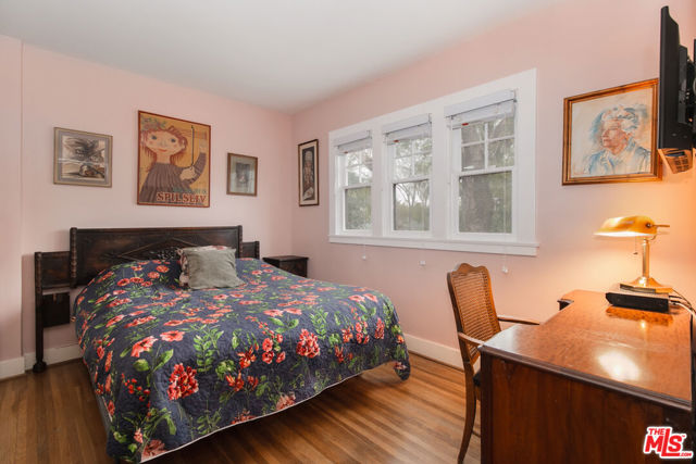 13384 Contour Drive, Sherman Oaks CA: https://media.crmls.org/mediaz/77b37a92-b4c1-4b84-bba9-7d6cc577bb0a.jpg