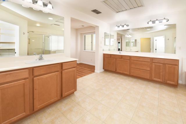 660 Mazzolo Dr, Lincoln CA: https://media.crmls.org/mediaz/77b37f18-0e27-4337-9e45-92a5c6cc19e5.jpg