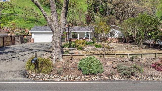 1592 SPRINGBROOK RD, Walnut Creek CA: https://media.crmls.org/mediaz/77b3b87c-7638-4bec-94df-265e75b5446f.jpg