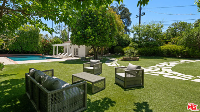 5404 Topeka Drive, Tarzana CA: https://media.crmls.org/mediaz/77b49983-a099-4c2d-b135-d78331efbc65.jpg