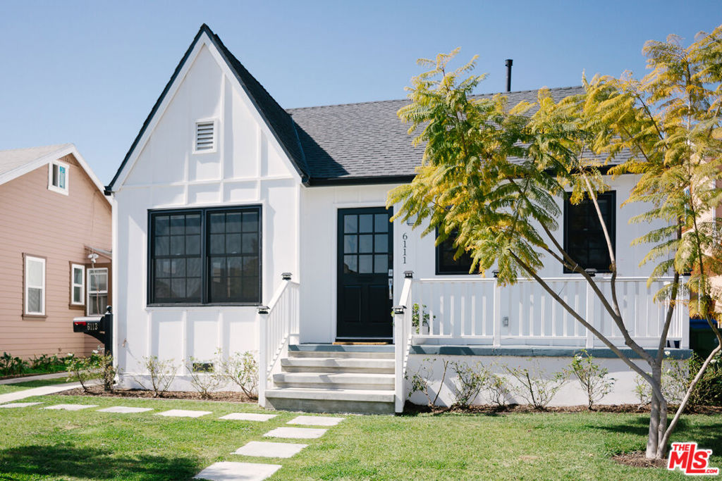 6111 S HARCOURT Avenue — image 1