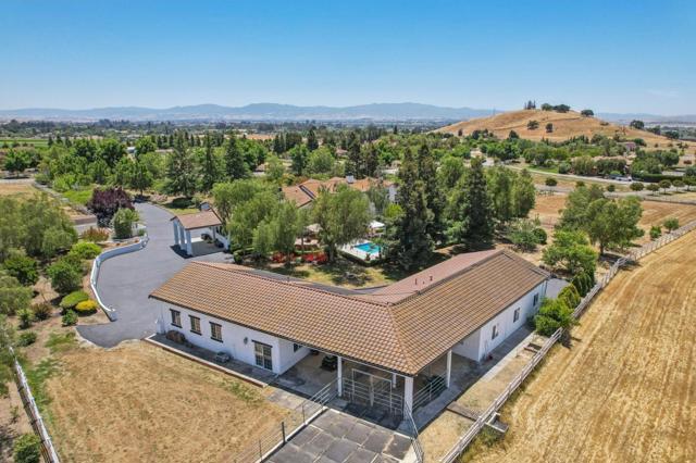 1150 Stony Brook Drive, Hollister CA: https://media.crmls.org/mediaz/77b4f8bd-d316-48bf-b9e2-38abdf0a919c.jpg
