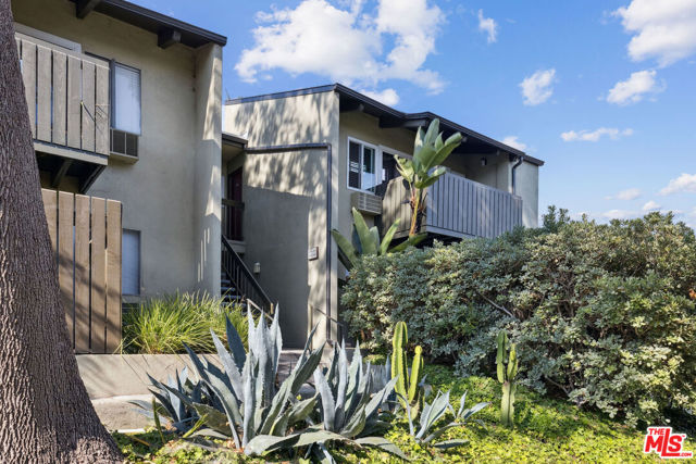 5003 Stoney Creek Road, Culver City CA: https://media.crmls.org/mediaz/77b53ca6-a938-48b3-a20f-b6d2f5b14d52.jpg