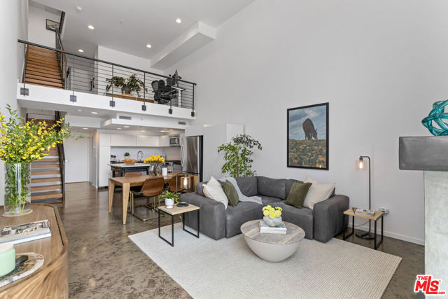 333 S Wilton Place, Los Angeles CA: https://media.crmls.org/mediaz/77b568d2-a8dc-4bd6-b315-13ea45994394.jpg
