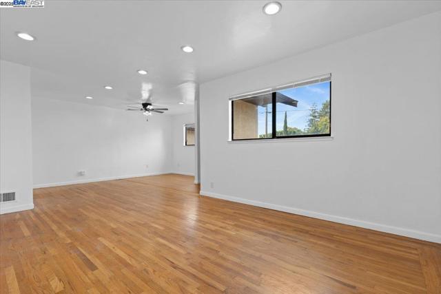 19650 San Miguel Ave, Castro Valley CA: https://media.crmls.org/mediaz/77b5d57a-9a14-45e4-87ca-903ce38aea9e.jpg