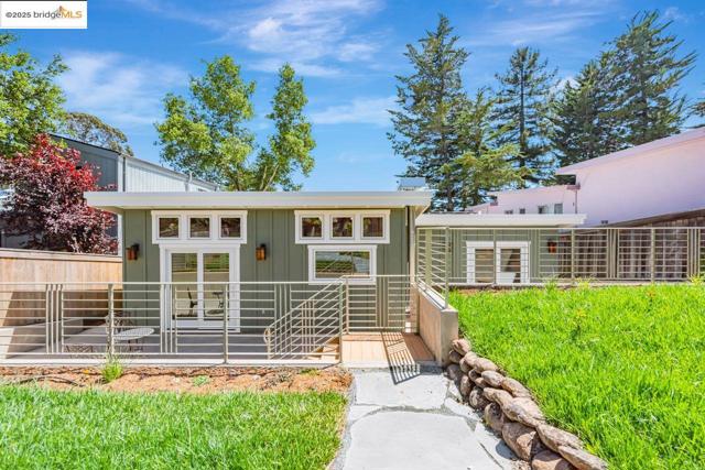 6815 Paso Robles Dr, Oakland CA: https://media.crmls.org/mediaz/77b683bc-9479-4889-884e-3e448d3fb08b.jpg