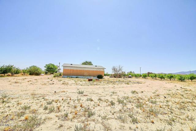 10424 Santa Fe Fire Road, Lucerne Valley CA: https://media.crmls.org/mediaz/77b6875b-806b-45e2-a6a0-a82ce5e74cbb.jpg