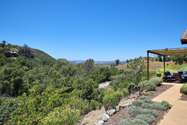 2021 Willow Glen Road, Fallbrook CA: https://media.crmls.org/mediaz/77b77eeb-9681-4952-9f71-e2979611bc7d.jpg