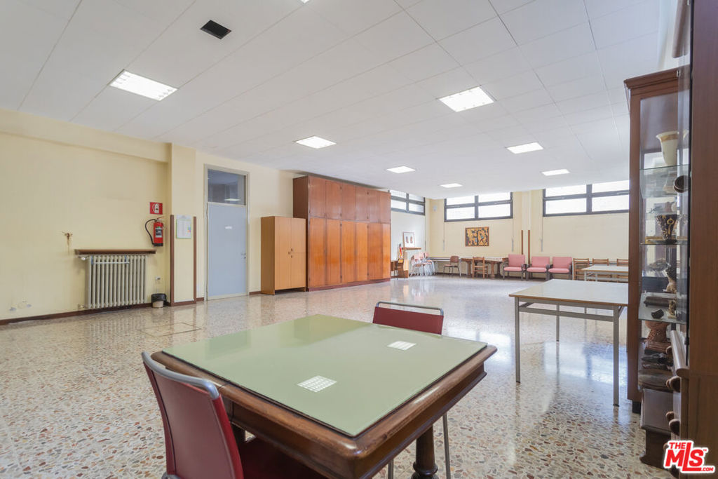 https://media.crmls.org/mediaz/77b83c25-cb1a-48ea-8abf-8c415b6be40c.jpg?preset=X-Large