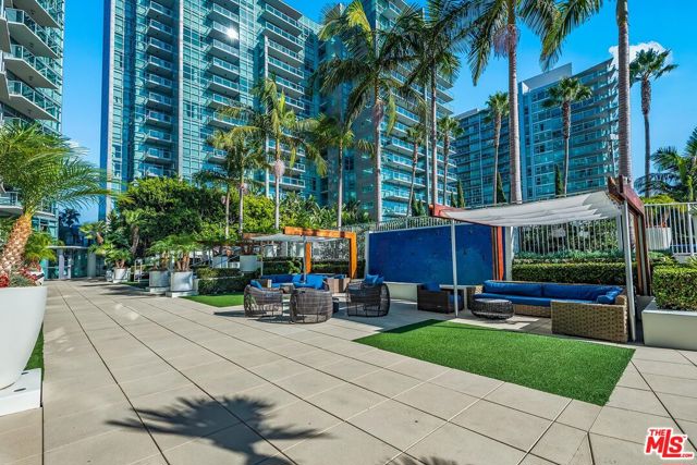 13700 MARINA POINTE Drive, Marina del Rey CA: https://media.crmls.org/mediaz/77b94774-4f1e-4c70-aa09-67918126e587.jpg