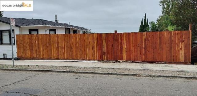 2957 73rd Avenue, Oakland CA: https://media.crmls.org/mediaz/77b9a10e-ba9b-472d-9de9-4818a20c62c1.jpg