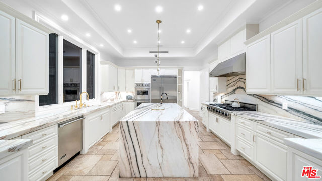 1447 San Ysidro Drive, Beverly Hills CA: https://media.crmls.org/mediaz/77b9f909-74a7-474e-8bb8-67440ca71a02.jpg