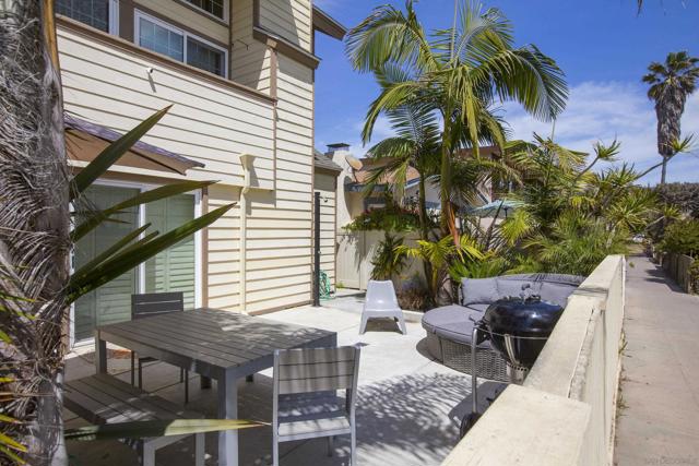 728 Jamaica Ct, San Diego CA: https://media.crmls.org/mediaz/77bbb8b6-b9e9-4c11-9e11-62aa5a69b46c.jpg