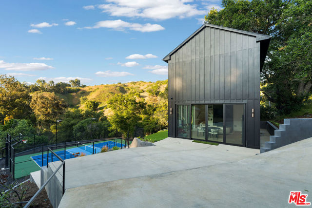 3140 Coldwater Canyon, Studio City CA: https://media.crmls.org/mediaz/77bc12a4-0607-49d0-8e4f-54a32de1c155.jpg
