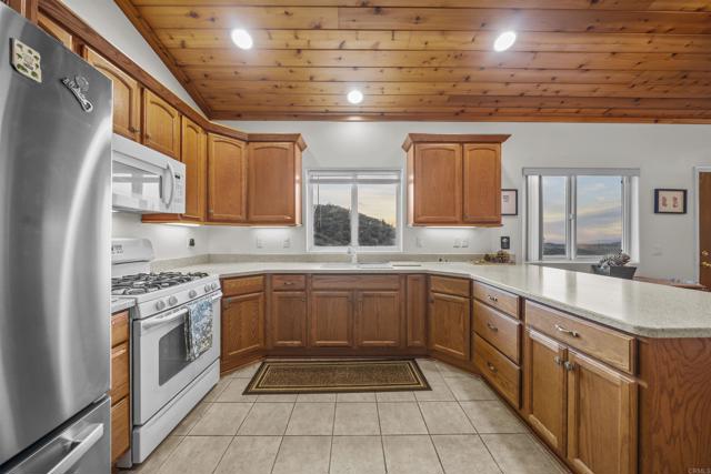 35465 Sunset Lane, Julian CA: https://media.crmls.org/mediaz/77befd02-6741-40d2-a7d8-0befc801c569.jpg