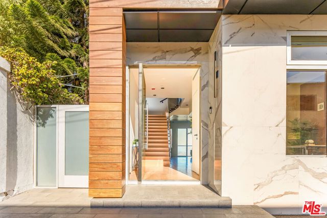 1610 Viewmont Drive, Los Angeles CA: https://media.crmls.org/mediaz/77bf0e2a-478c-4b49-9b6f-23e7eaf24bfd.jpg
