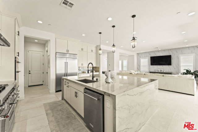 11767 Toyon Drive, Chatsworth CA: https://media.crmls.org/mediaz/77c08c08-1b78-431d-ba64-b56a196515f5.jpg