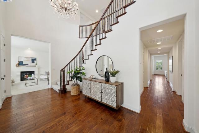 2307 Vineyard Heights Ln, Pleasanton CA: https://media.crmls.org/mediaz/77c11076-1c72-4e14-834f-ed2f69535ffd.jpg