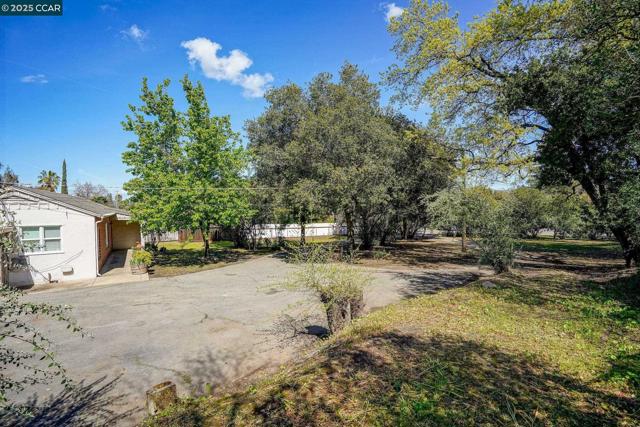 1561 Farm Bureau Rd, Concord CA: https://media.crmls.org/mediaz/77c11112-3698-474b-8143-58b4af206dcc.jpg