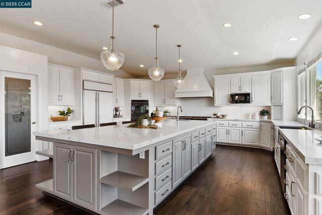 2058 Marazzani Dr, Martinez CA: https://media.crmls.org/mediaz/77c19f27-96ad-4520-bee7-d1a6260e1860.jpg