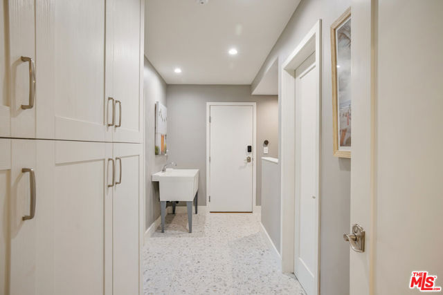 8400 Mulholland Drive, Los Angeles CA: https://media.crmls.org/mediaz/77c27494-d569-4de0-b0d3-20f5d17a48c5.jpg