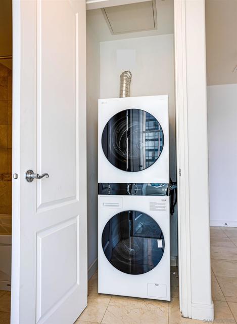 550 Front St, San Diego CA: https://media.crmls.org/mediaz/77c2772e-fffd-4790-923a-ab0137a3f4c9.jpg
