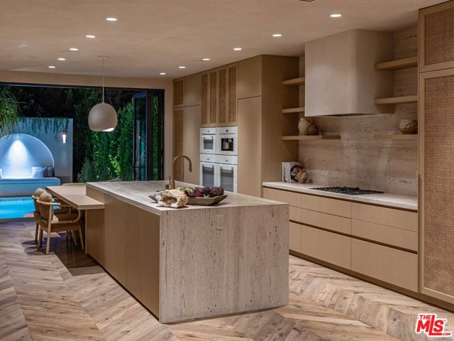 309 N Arden Boulevard, Los Angeles CA: https://media.crmls.org/mediaz/77c2c550-1637-4610-86bb-e2ec9ea7a7c2.jpg